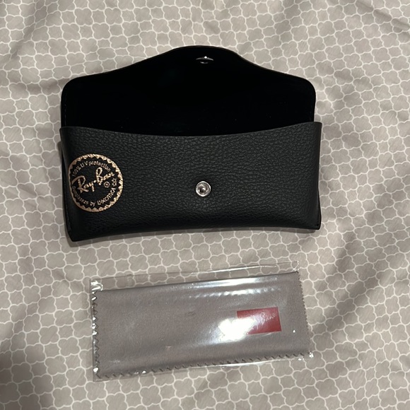 Ray Ban sun glass case with cleaning cloth - Picture 3 of 3